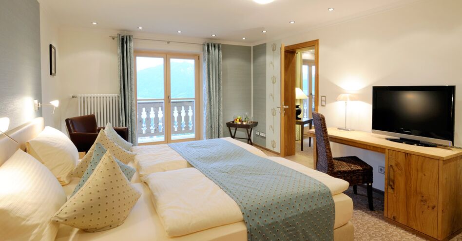 Zimmerfoto hier das Schlafzimmer der Kategorie Junior Suite mit Balkon und Seeblick im Hotel Der Westerhof