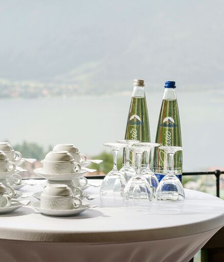 Hotel Der Westerhof Tagungen mit Blick auf den Tegernsee Kaffeepause frische Brezen und Wasserflaschen auf dem Bistrotisch