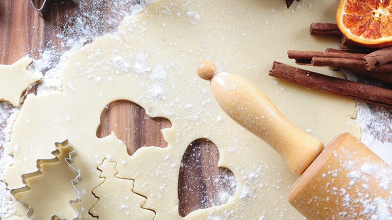 Event zur Adventszeit im Stieler-Haus Plaetzchen backen Plaetzchenteig Teigroller Ausstecher Zimtstangen und Orange als Dekoration